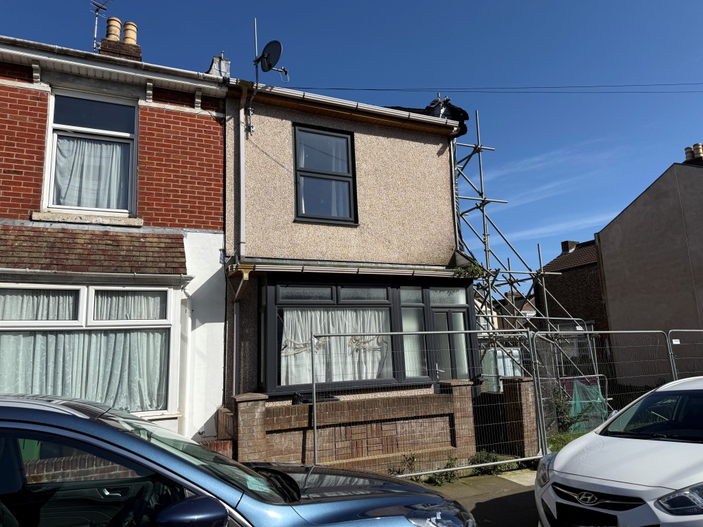Lot: 35 - THREE-BEDROOM HOUSE WITH STRUCTURAL DAMAGE - Front of property with pebble dash render